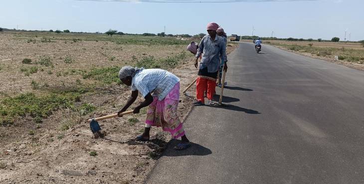 விளாத்திகுளம் பகுதியில் சாலை அமைப்பதில்  ஊழல்? 