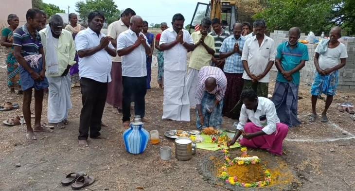 விளாத்திகுளம் அருகே புதிய சமுதாய நலக்கூடம் கட்ட அடிக்கல் நாட்டு விழா.



