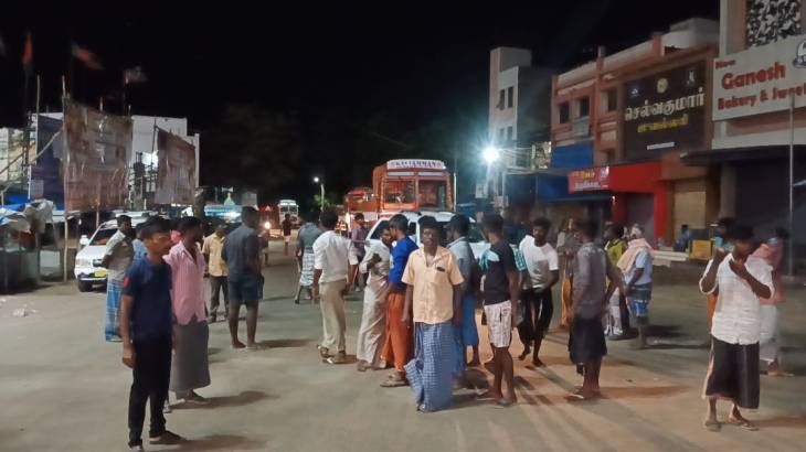 நள்ளிரவில் விளாத்திகுளம் பேருந்து நிலையம் முன்பு சாலை மறியல் போராட்டம்.