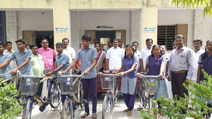  174 மாணவ மாணவிகளுக்கு இலவச மிதிவண்டிகளை வழங்கிய  விளாத்திகுளம் MLA மார்க்கண்டேயன்.