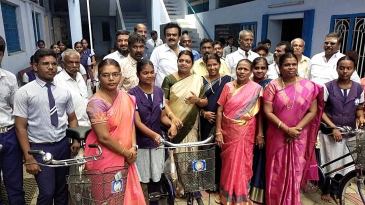 விலையில்லா சைக்கிள் வழங்கும் திட்டத்தை அமைச்சர் கீதா ஜீவன் துவங்கி வைத்தார். 