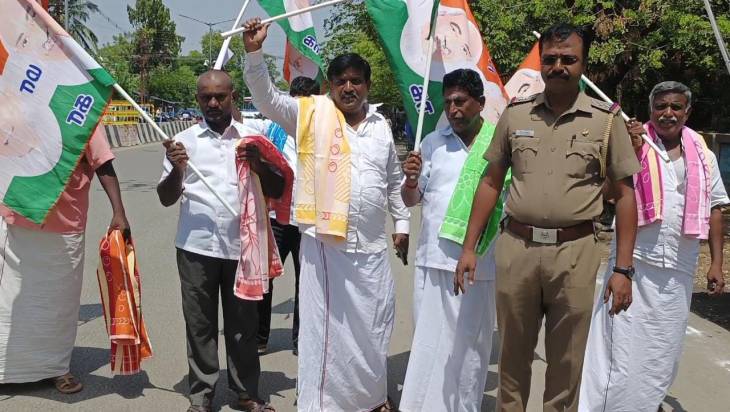 சாலையை  சீரமைக்க வலியுறுத்தி துண்டு விரித்து படுத்து உறங்கும்   போராட்டத்தில் ஈடுபட முயற்சி - 6 பேர் கைது!