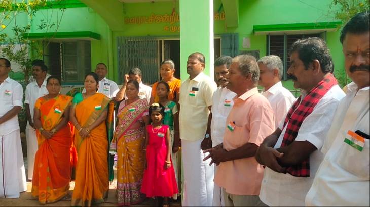 கமுதியில்  தேசப்பற்று உணர்வுடன் தமிழ்த்தாய் வாழ்த்து தேசிய கீதம்  தாயின் மணிக்கொடி தேசபக்தி பாடல்களை  56 வயதான உதவியாளர் !