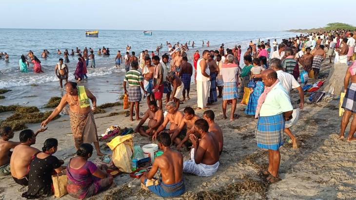 ஆடி அமாவாசையை" முன்னிட்டு ஆயிரக்கணக்கான பொது‌மக்கள் முன்னோர்களுக்கு திதிகொடுத்து வழிபாடு!

