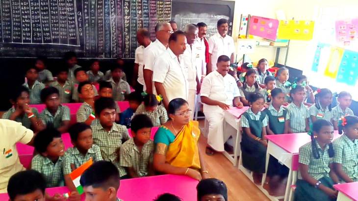 பள்ளிக்கு ரூ.4.65 லட்சத்தில் இருக்கைகள் : அரசு பள்ளி மாணவர்களையும் பென்ச்சில் அமர வைத்து அசத்தல்!

