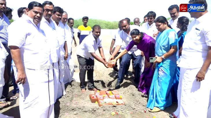 ரூ. 1.60 கோடி மதிப்பீட்டில் கட்டப்படவுள்ள 1000 மெட்ரிக் டன் அளவுகொண்ட நவீன கிட்டங்கிக்கு கனிமொழி எம்பி அடிக்கல் நாட்டினார்.
