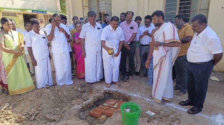 ரூ.56.40லச்சம் மதிப்பீட்டில் சுகாதார மைய கட்டிட பணிகளை அடிக்கல் நாட்டி துவக்கி வைத்த விளாத்திகுளம் எம்எல்ஏ மார்க்கண்டேயன்.