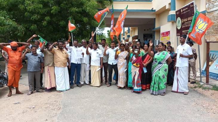தாலுகா அலுவலகத்தை முற்றுகையிட்ட ஈராச்சி கிராம ஆதிதிராவிட மக்கள்!