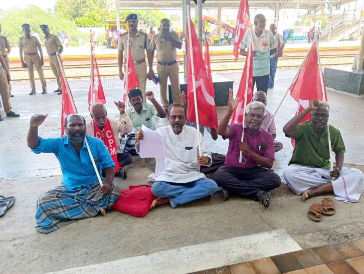 வந்தே பாரத் விரைவு ரயில் கோவில்பட்டி ரயில் நிலையத்தில் நின்று செல்ல வலியுறுத்தி தர்ணா போராட்டம்!