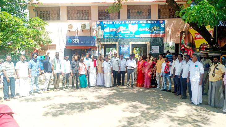 வந்தே பாரத் ரயில் கோவில்பட்டியில் நின்று செல்ல வேண்டும்- கருத்துரிமை பாதுகாப்புக் கூட்டமைப்பு ரயில்வே நிலையத்தை முற்றுகை!