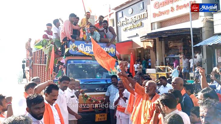 75 விநாயகர் சிலைகள் ஊர்வலமாக கொண்டு வரப்பட்டு வேம்பார் கடலில் கரைக்கப்பட்டன!