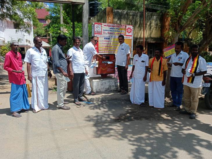 தேமுதிக மாவட்ட செயலாளர் சுரேஷ்  தலைமையில் வந்தே பாரத் ரெயில் கோவில்பட்டியில் நின்று செல்ல வலியுறுத்தி - தபால் அனுப்பும் போராட்டம்!