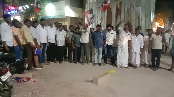 அதிமுக சார்பில் வான வேடிக்கை ,இரவை பகலாக்கும் வகையில் சுமார் அரை மணி நேரம் பட்டாசு மற்றும் வான வேடிக்கை வெடித்து அதிமுகவினர் கொண்டாட்டம்!
