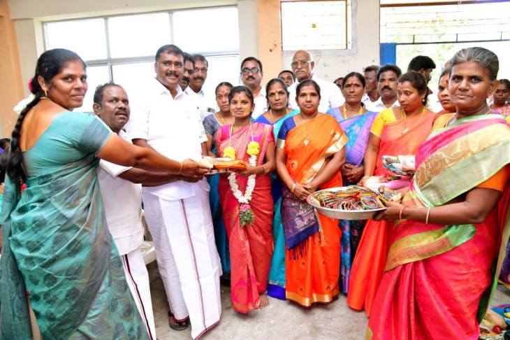  100 கர்ப்பிணி பெண்களுக்கு எம்எல்ஏ  மார்க்கண்டேயன் சீதனப் பொருட்களை வழங்கினார்.