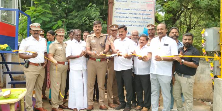 கோவில்பட்டியில் ரூ.2.5 லட்சத்தில் புதுப்பிக்கப்பட்ட போக்குவரத்து சிக்னலை DSP வெங்கடேஷ் திறந்து வைத்தார்.