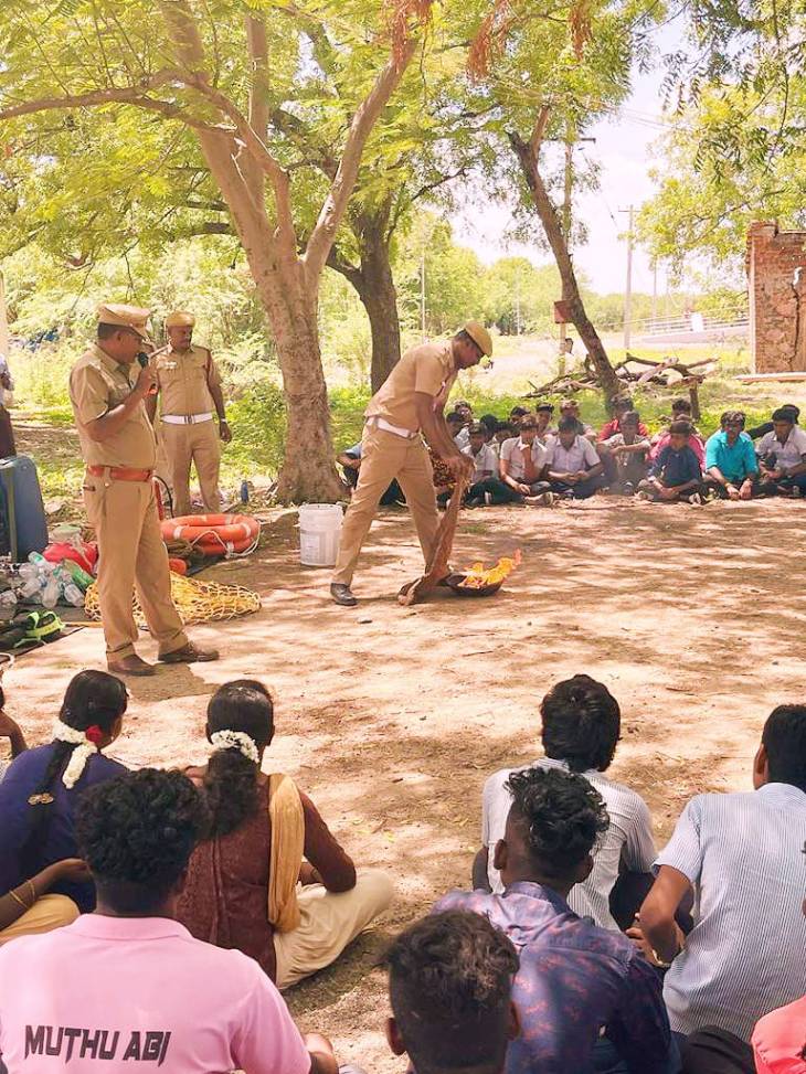 அரசு ஐடிஐ பயிற்சி நிறுவனத்தில் தீ தடுப்பு போலி ஒத்திகை பயிற்சி நடைபெற்றது!