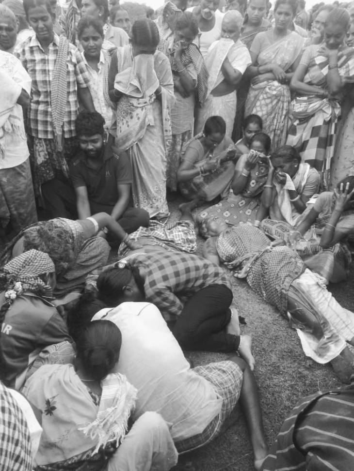 டிராக்டர் கவிழ்ந்து 2 பேர் சம்பவ இடத்திலேயே பலி : தாய் கண் முன்னே மகன் உயிழந்த சோகம்: விபத்திற்கு பள்ளி வேன்தான் காரணமா?