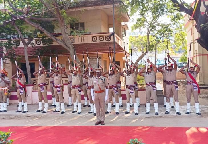 வீர மரணம் அடைந்த காவலர்களுக்கு  துப்பாக்கி குண்டுகள் முழங்க மரியாதை!