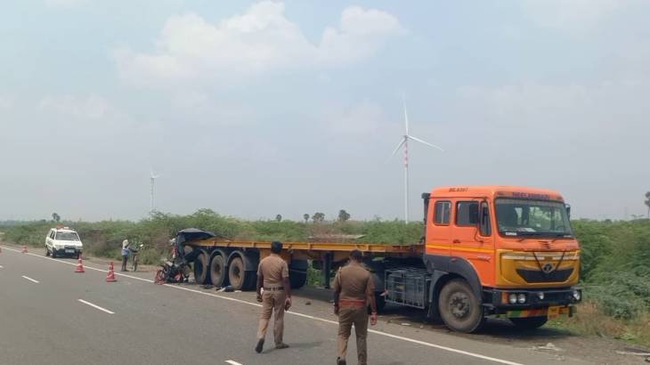 கண்டெய்னர் லாரி மீது - கார் மோதல் - 1வயது குழந்தை உள்பட 5 பேர் காயம்.