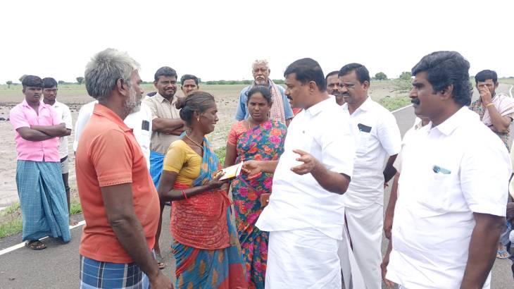 மழை வெள்ளத்தால் பாதிக்கப்பட்ட  கரி மூட்ட தொழிலாளருக்கு ரூ. 50,000 நிதி உதவி வழங்கிய எம்எல்ஏ மார்க்கண்டயன்!