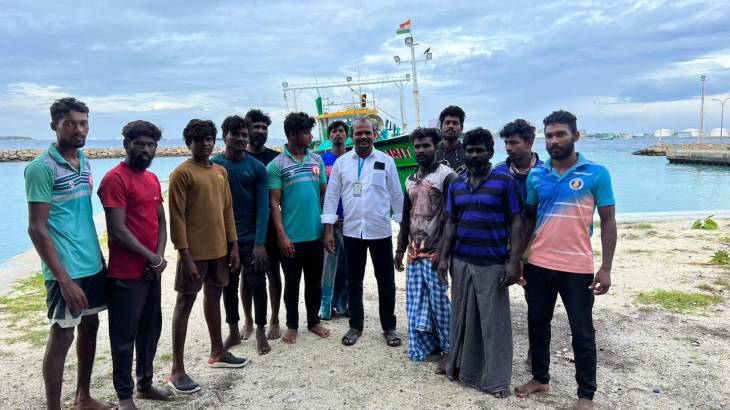 படகை விடுவித்தால் தான் சொந்த ஊருக்கு செல்வோம் மாலத்தீவு கடற்பறையால் கைது செய்யப்பட்ட தருவைகுளம் மீனவர்கள் மாலத்தீவிலே தஞ்சம்!