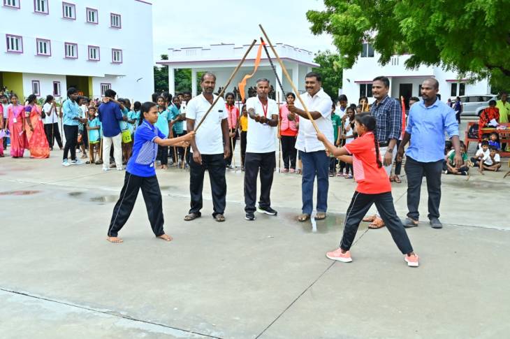  ஸ்ரீ அம்பாள் வித்யாலயா சிபிஎஸ்சி பள்ளியில் நடைபெற்ற போட்டியில் வெற்றி பெற்ற மாணவர்களுக்கு எம்எல்ஏ மார்க்கண்டேயன் பரிசுகள் வழங்கினார்.