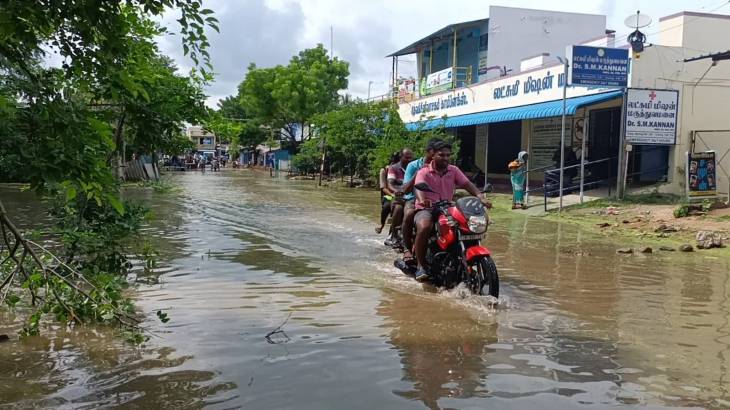 கால்வாய் வசதி இல்லாததால் குளம் போல காட்சியளிக்கும் சாலை!
