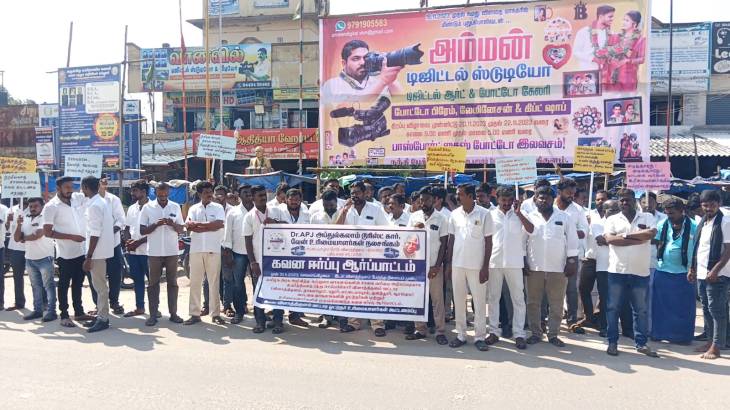 சாலை வரி உயர்வை கண்டித்து விளாத்திகுளத்தில்  ஓட்டுநர்கள் ஆர்ப்பாட்டம்.