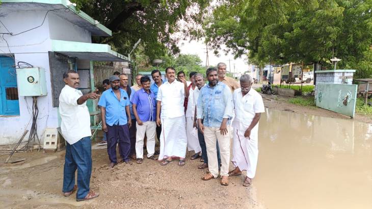 அரசு போக்குவரத்து பணிமனையில் தேங்கிய மழை நீரை எம்எல்ஏ மார்க்கண்டையன் பார்வையிட்ட ஆய்வு செய்தார்.