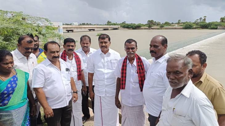 தடுப்பணைகளை விளாத்திகுளம் எம்எல்ஏ மார்க்கண்டேயன் நேரில் பார்வையிட்ட ஆய்வு செய்தார்!