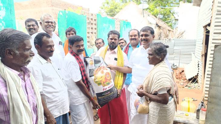 வீடு இடிந்த குடும்பத்திற்கு நிவாரண உதவி வழங்கிய எம்எல்ஏ மார்க்கண்டையன்!