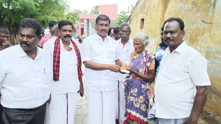 குடும்பத்திற்கு நிதி உதவி வழங்கிய எம்எல்ஏ மார்க்கண்டேயன்!