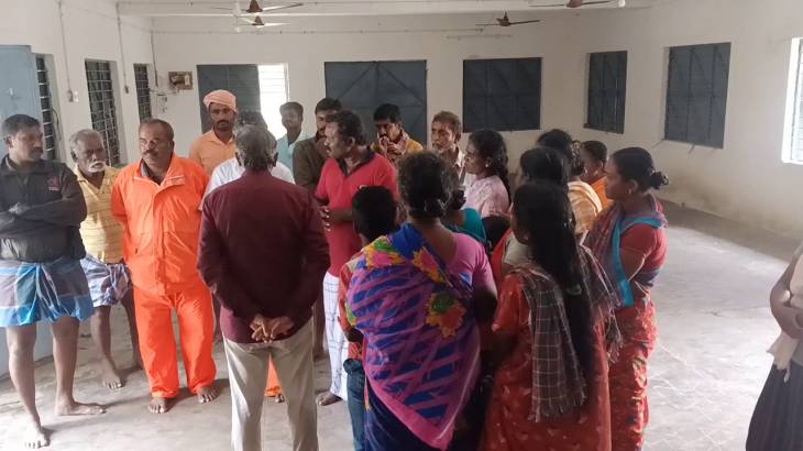 வெள்ள நீரில் தனித் தீவாக மாறிய எம்.குமாரசக்கணபுரம் கிராம மக்கள்