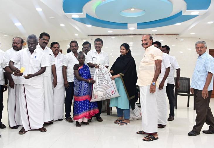 400 பேருக்கு நிவாரண பொருட்கள் வழங்கிய கனிமொழி எம்.பி.!

