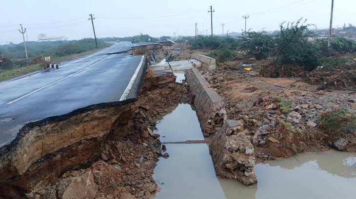 அப்பளம் போல நொறுங்கி கிடக்கும் சாலைகள்!