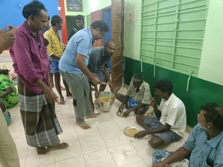 கீழ ஈரால் நிவாரண முகாமில், மக்களுக்கு உணவு வழங்கிய முன்னாள் எம்.எல்.ஏ சின்னப்பன்!