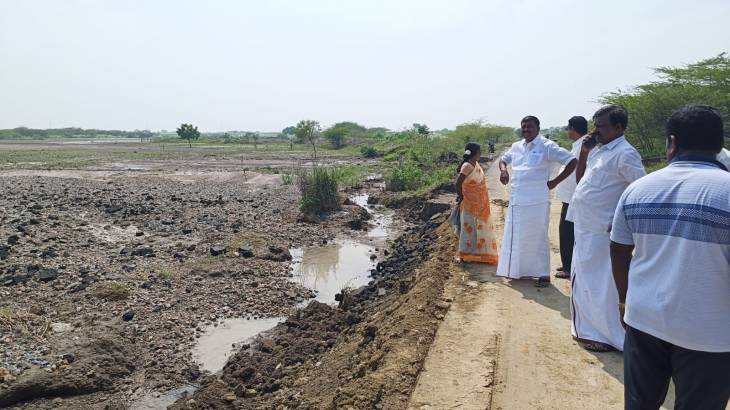 மழையால் துண்டிக்கப்பட்டசாலையை சீரமைக்கும் பணியை மேற்கொண்ட எம்எல்ஏ மார்க்கண்டேயன்!