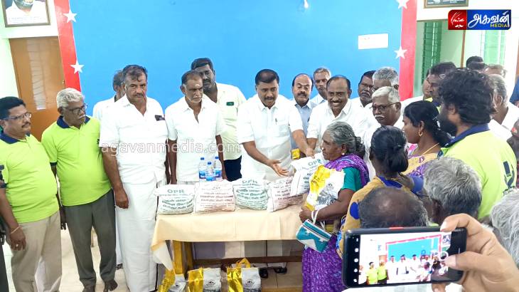 100 குடும்பங்களுக்கு  வெள்ள நிவாரண பொருள்கள் வழங்கிய எம்எல்ஏ மார்க்கண்டையன்!

 