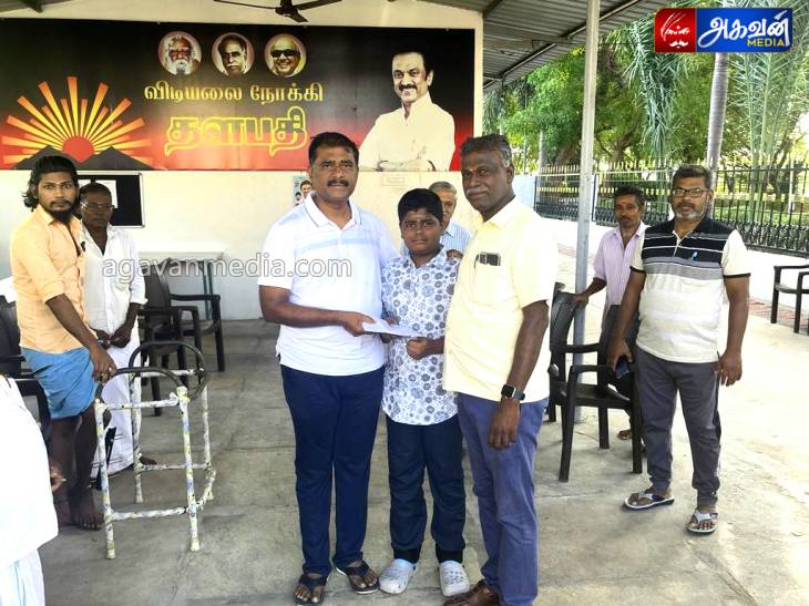 வெள்ள நிவாரண உதவி வழங்கிய பள்ளி மாணவன்!