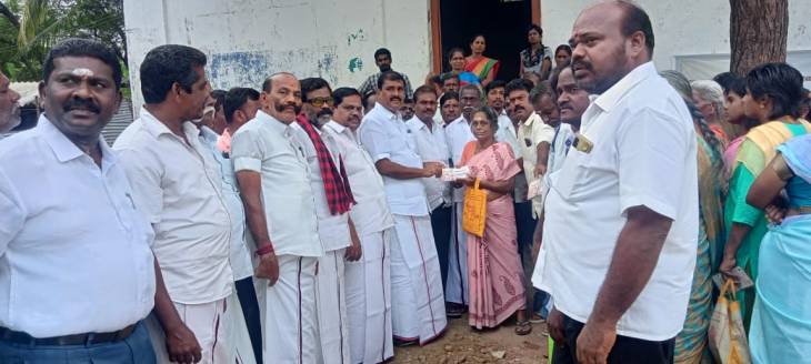 நிவாரணத்தொகை வழங்கிய எம்எல்ஏ மார்க்கண்டேயன்!