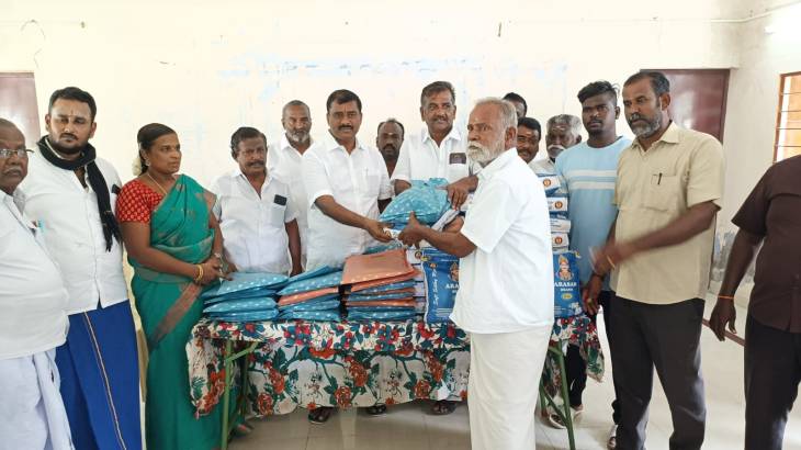 நிவாரண பொருட்கள் வழங்கிய எம்எல்ஏ மார்க்கண்டையன்!

 