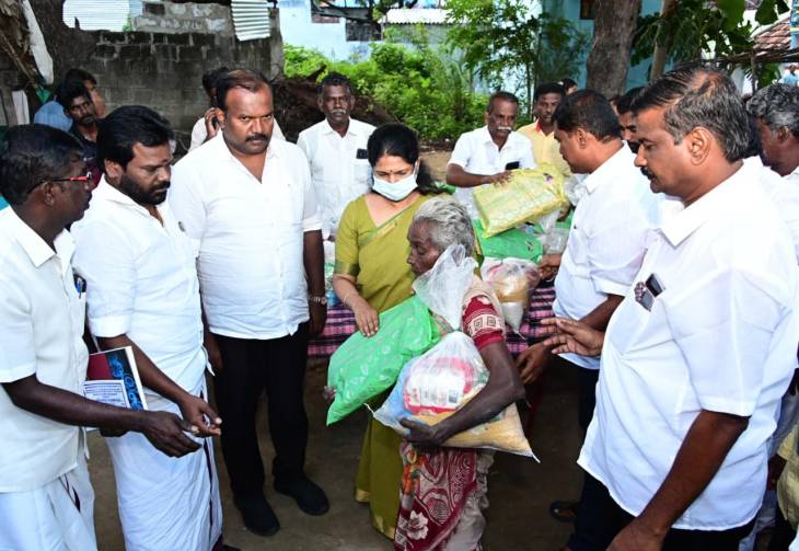  5200 குடும்ப அட்டைதாரர்களுக்கு   நிவாரணப் பொருட்கள் வழங்கிய கனிமொழி எம்.பி.!