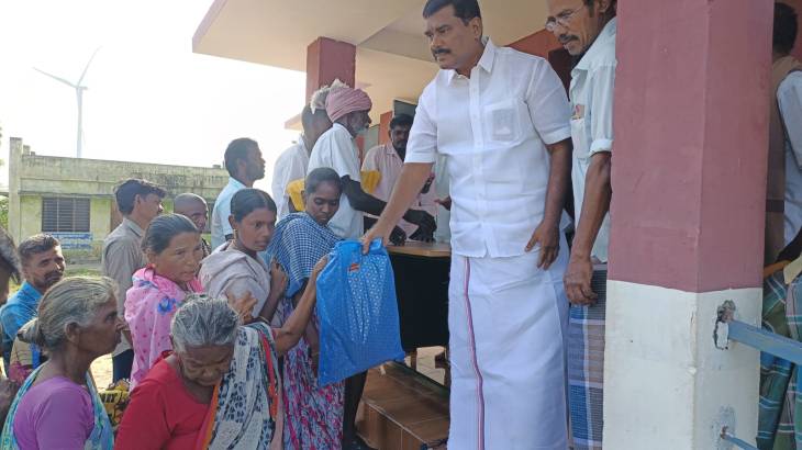 350 குடும்பங்களுக்கு நிவாரண பொருட்கள் வழங்கிய எம்எல்ஏ மார்க்கண்டேயன்!

 