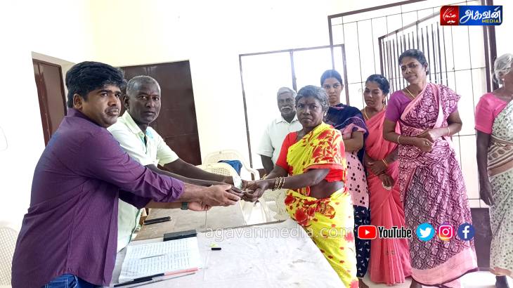 எங்க ஊருக்கு நாங்க உதவலனா எப்படி...? : ஒவ்வொரு ரேசன் கார்டுக்கும் ரூ.500 வீதம் கிராமத்திலுள்ள 202 குடும்பத்துக்கும் நிதியுதவி வழங்கிய 2 நண்பர்கள்!