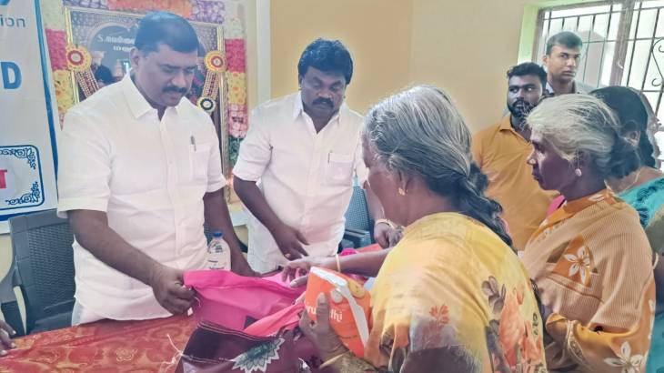 300 குடும்பங்களுக்கு நிவாரண பொருட்கள் வழங்கிய எம்எல்ஏ மார்க்கண்டேயன்!