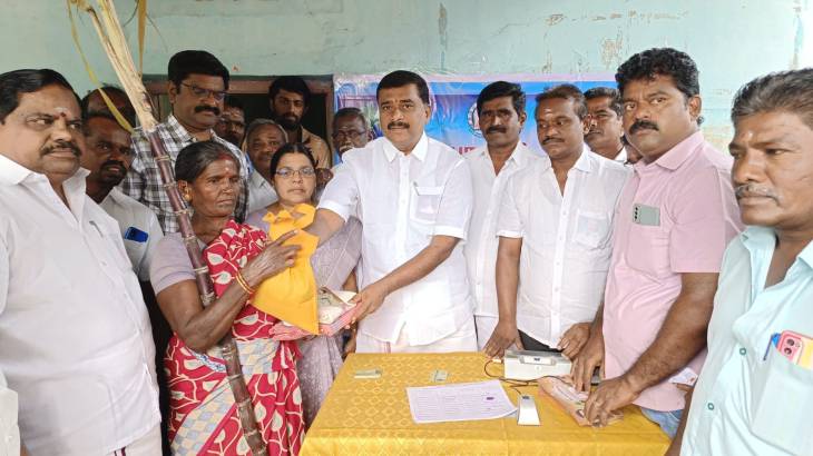  பொங்கல் தொகுப்பு மற்றும் 1000 ரூபாய் வழங்கிய எம்எல்ஏ மார்க்கண்டேயன்!