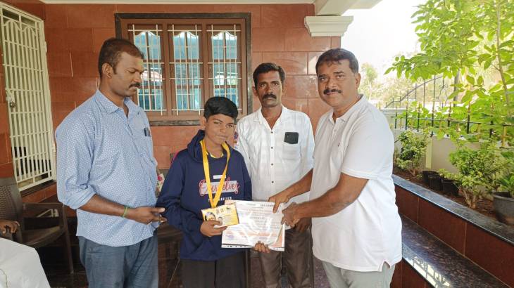 தேசிய அளவில்  வில்வத்தைப் போட்டிக்கு தேர்வாகியுள்ள சுபாஷ் என்ற மாணவன் எம்எல்ஏ மார்க்கண்டேயனை சந்தித்து வாழ்த்து பெற்றார்!

