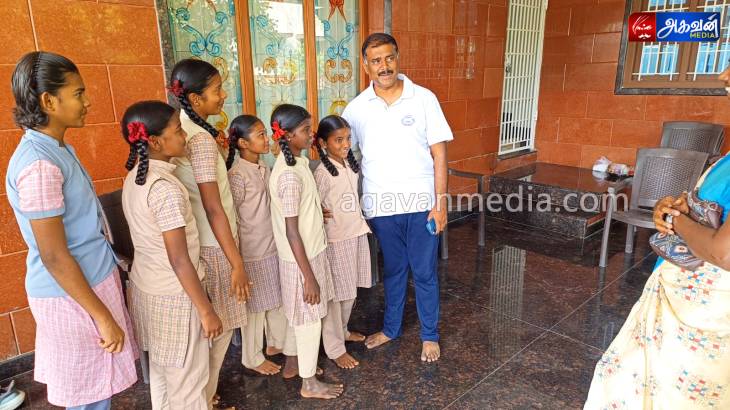 கபடி போட்டியில் வெற்றி பெற்ற மாணவிகளுக்கு வாழ்த்து தெரிவித்த எம்எல்ஏ மார்க்கண்டையன்.