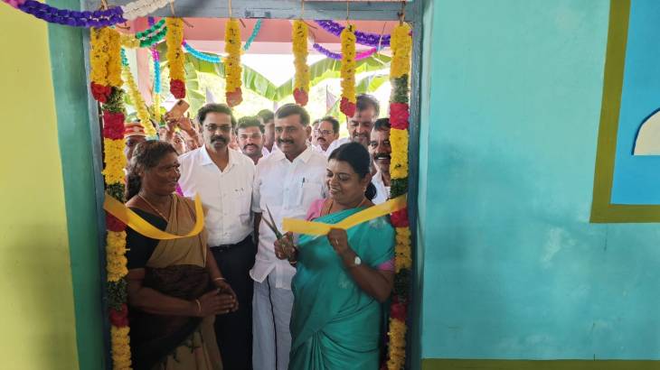 புதிய வகுப்பறை கட்டிடத்தை அமைச்சர் கீதா ஜீவன் திறந்து வைத்தார்.
