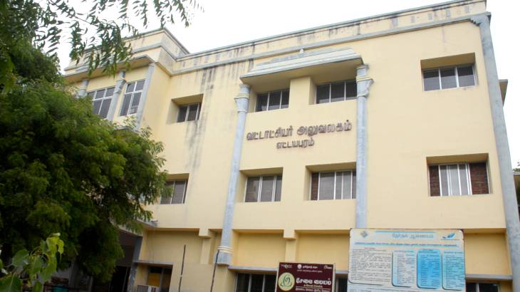 பணியை புறக்கணித்து வேலை நிறுத்த போராட்டத்தில் ஈடுபட்டனர்.

 